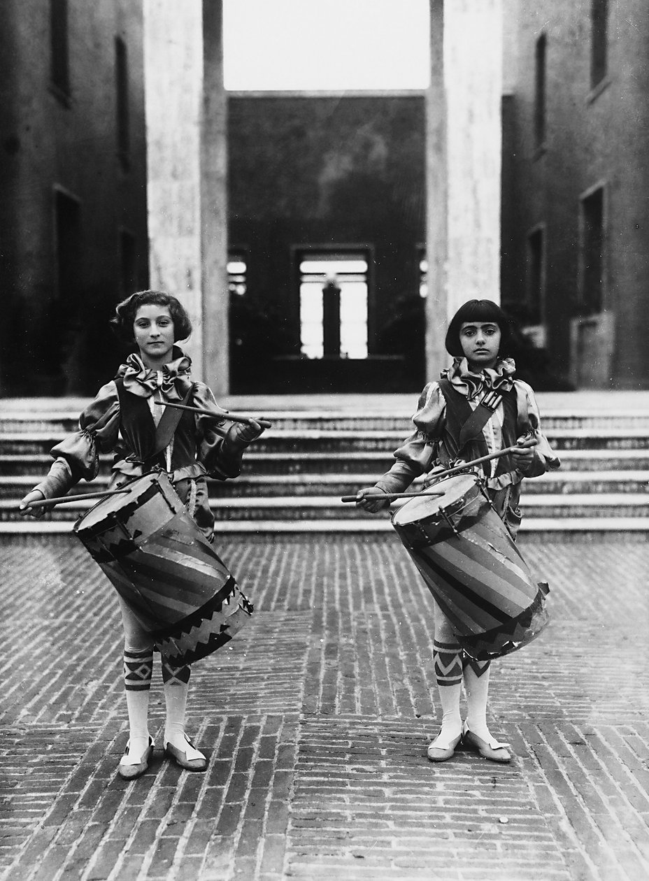 Villa Rosa Maltoni Mussolini: kaksi nuorta tyttöä pukeutuneena sivupoikiksi (m/w kuva) tekijältä Fratelli Alinari