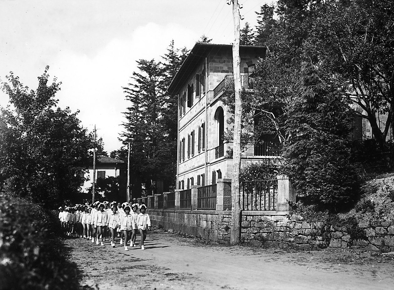 Villa Rosa Maltoni Mussolini: nuoret naisopiskelijat kävelyllä (m/w kuva) tekijältä Fratelli Alinari