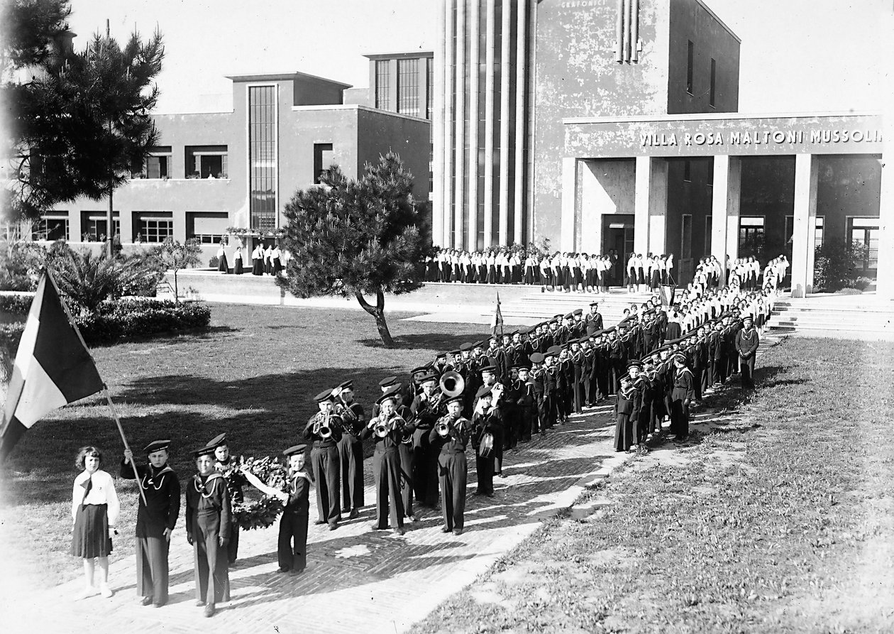 Villa Rosa Maltoni Mussolini: nuorten opiskelijoiden bändi ja paraati (m/w kuva) tekijältä Fratelli Alinari