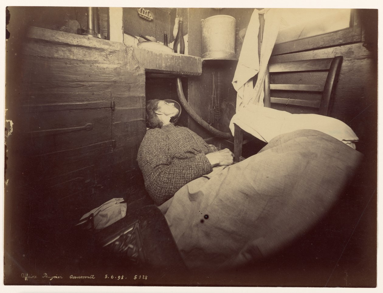Peugniezin tapaus ... Bertrandin naisen ruumis löydetty tekijältä Alphonse Bertillon