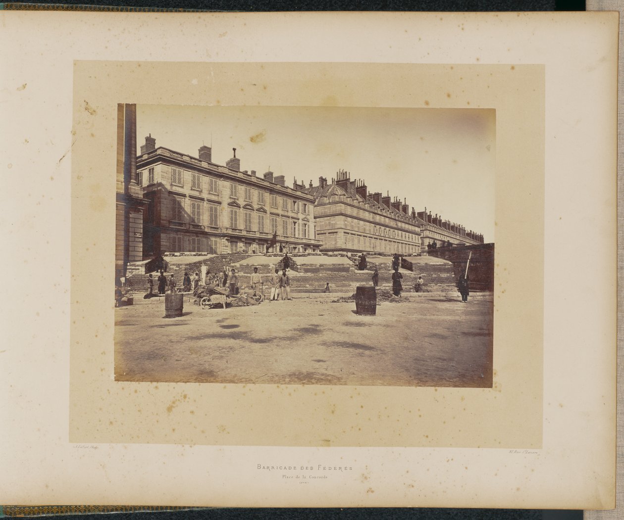 Liittovaltion joukkojen barrikadi, Place de la Concorde. tekijältä Alphonse J. Liébert