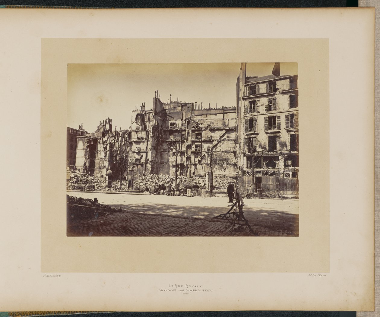 Rue Royale (Faubourg Saint-Honorén kulmassa) paloi 24. toukokuuta 1871. tekijältä Alphonse J. Liébert