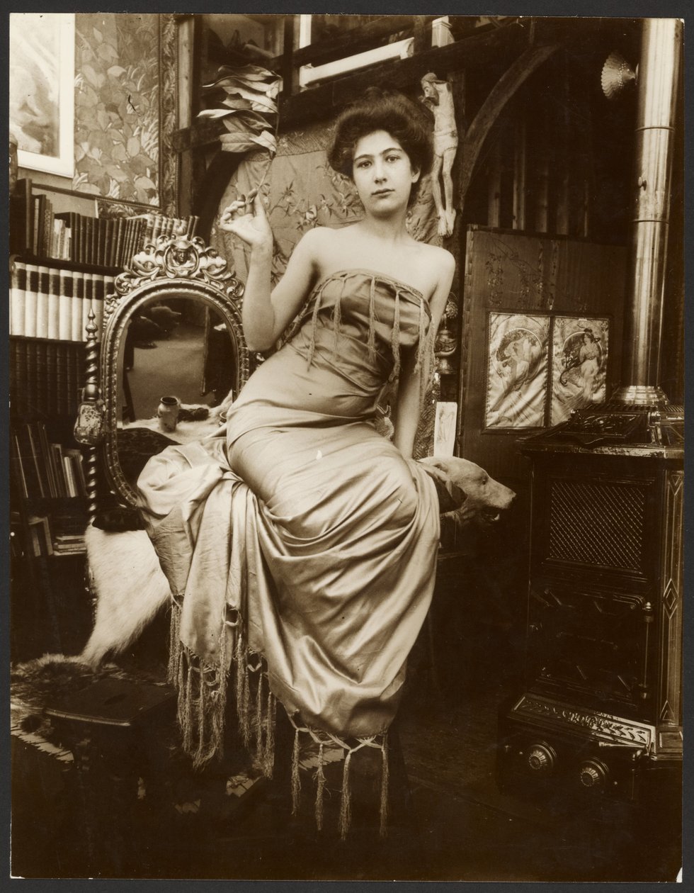 [Naismalli pitelee laakeripuun oksaa, Pariisi] tekijältä Alphonse Maria Mucha
