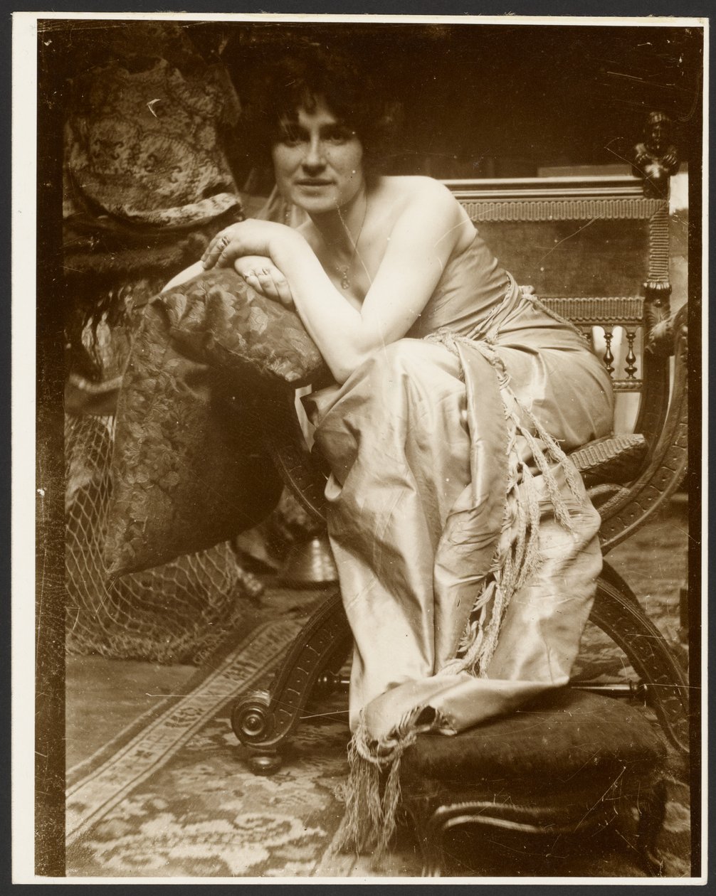 [Naismalli poseeraa koristepaneelia "Smaragdi" varten, jota käytettiin 1930-luvun alussa useissa muissa piirustuksissa ja maalauksissa, Pariisi] tekijältä Alphonse Maria Mucha