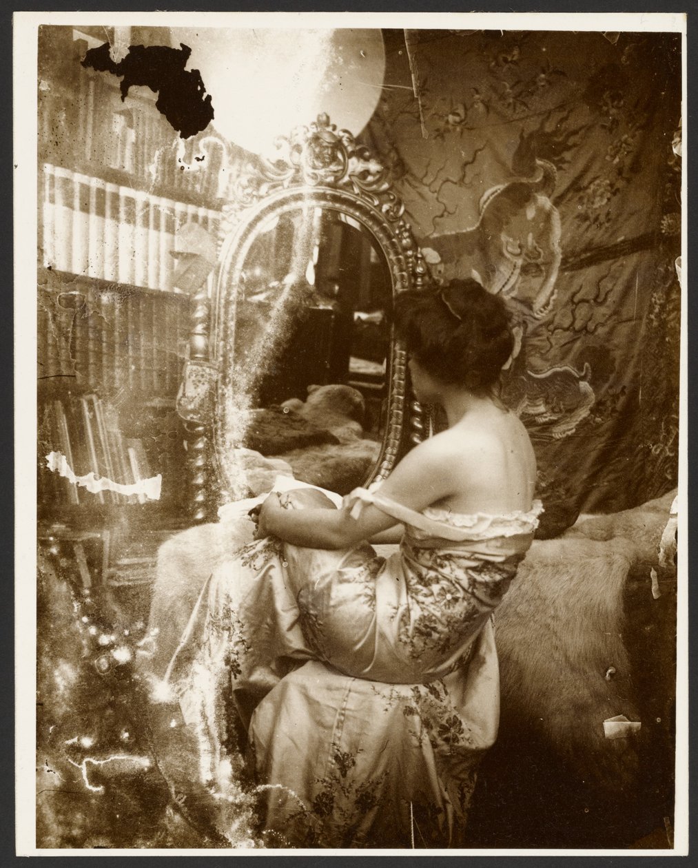 [Naismalli istuu peilin edessä, Pariisi] tekijältä Alphonse Maria Mucha