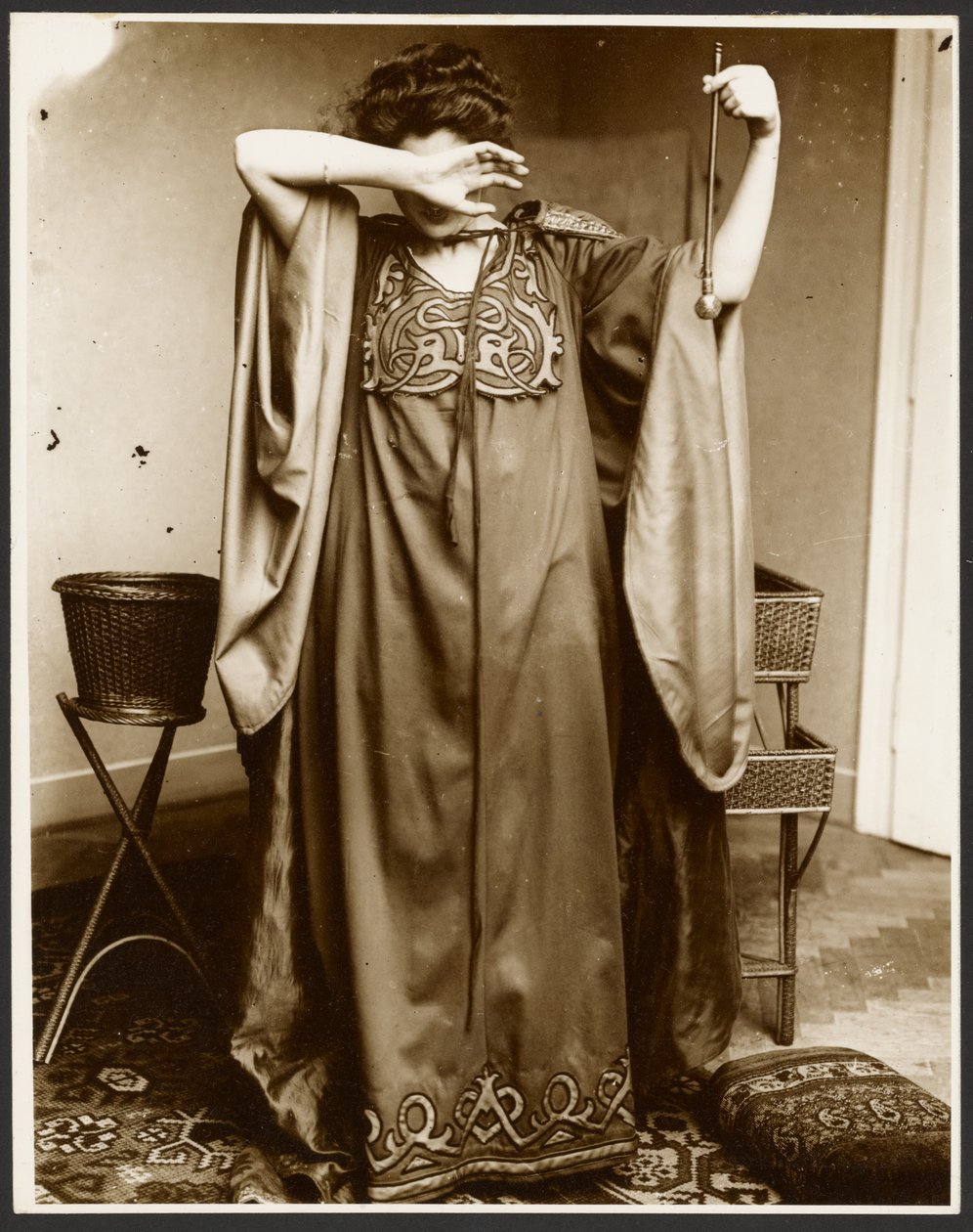 [Naismalli seisoo toinen käsi kasvojensa yläpuolella, toisessa kädessä pitelee palloa] tekijältä Alphonse Maria Mucha