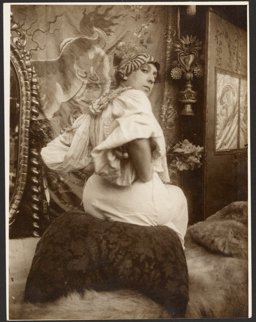 [Saksalaisen teatterin (New York) koristepaneeleissa 1908 käytetty naismalli, Pariisi] tekijältä Alphonse Maria Mucha