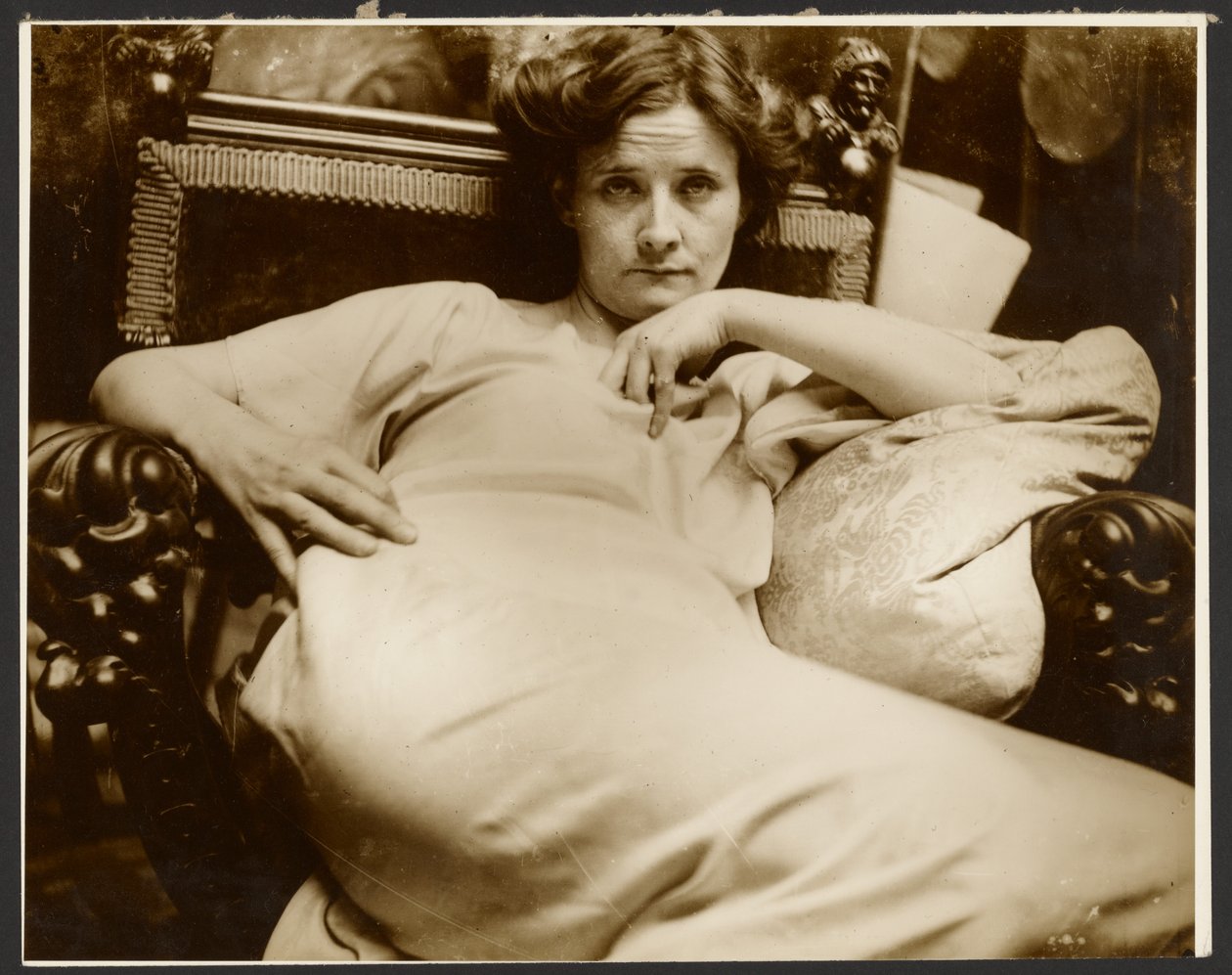 [Naismalli nojatuolissa, Pariisi] tekijältä Alphonse Maria Mucha