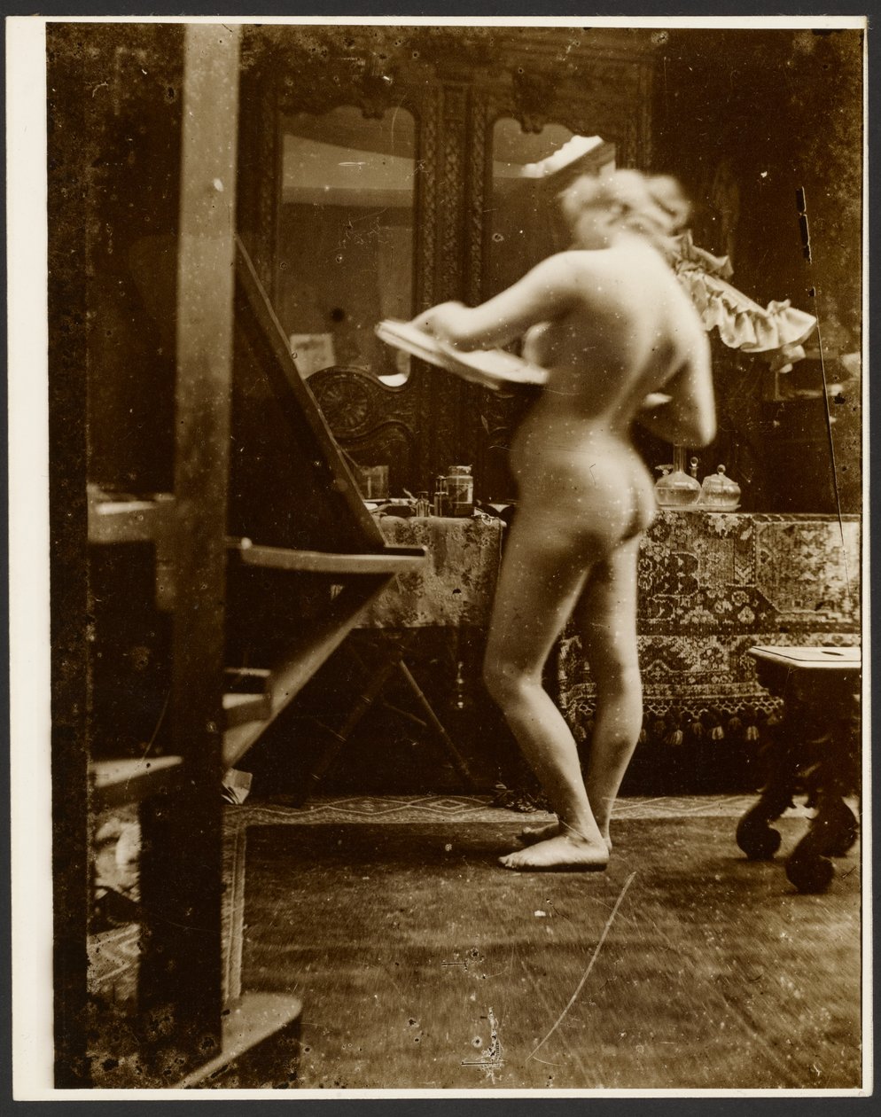 [Naispuolinen alastonmalli seisoo studiossa pitelemässä luonnosvihkoa] tekijältä Alphonse Maria Mucha