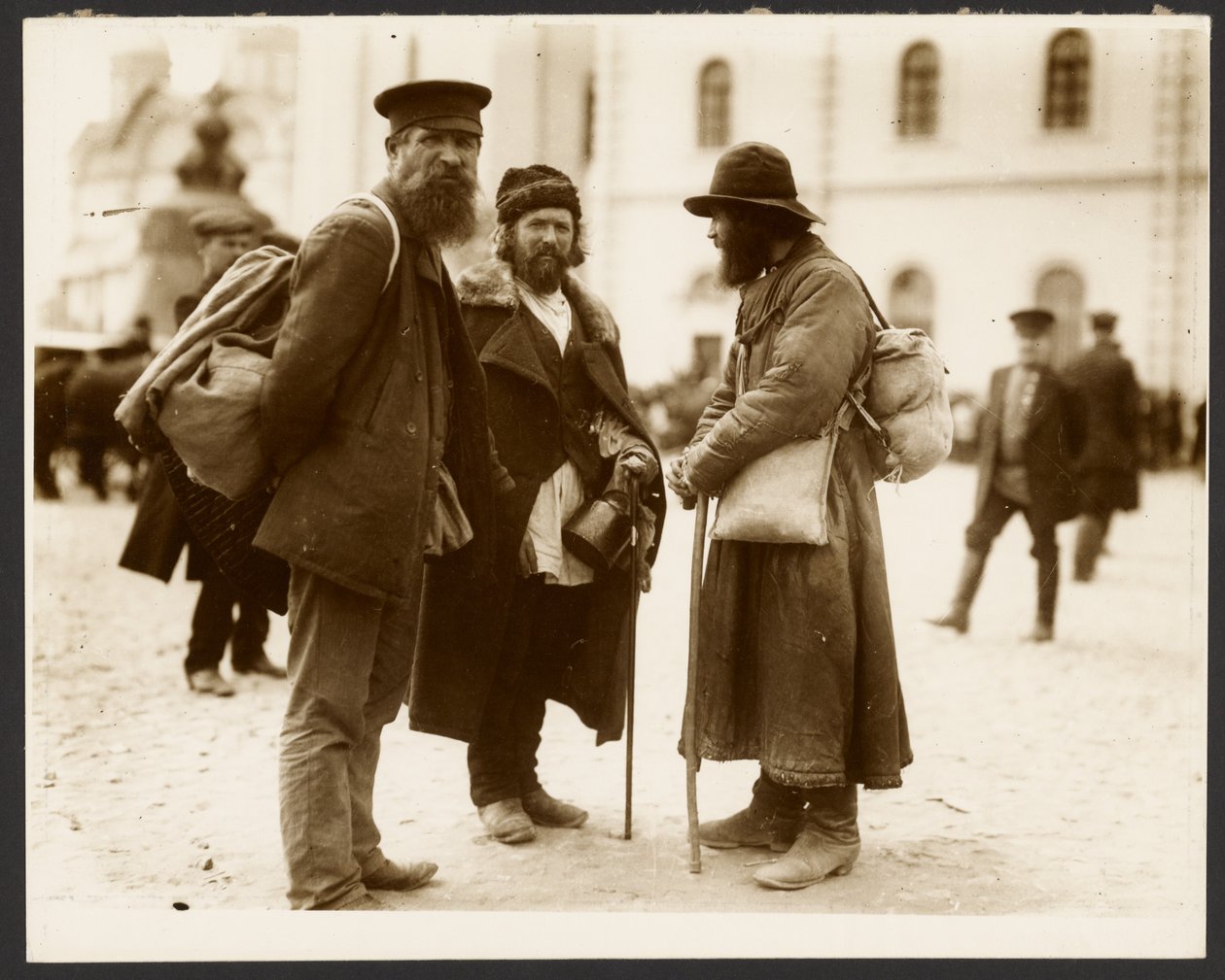 [Valokuvia Venäjän opintomatkalta, joita käytettiin maalaukseen "Maaorjuuden lakkauttaminen Venäjällä" (1914), "Eepos slaavien syklistä, Moskova"] tekijältä Alphonse Maria Mucha