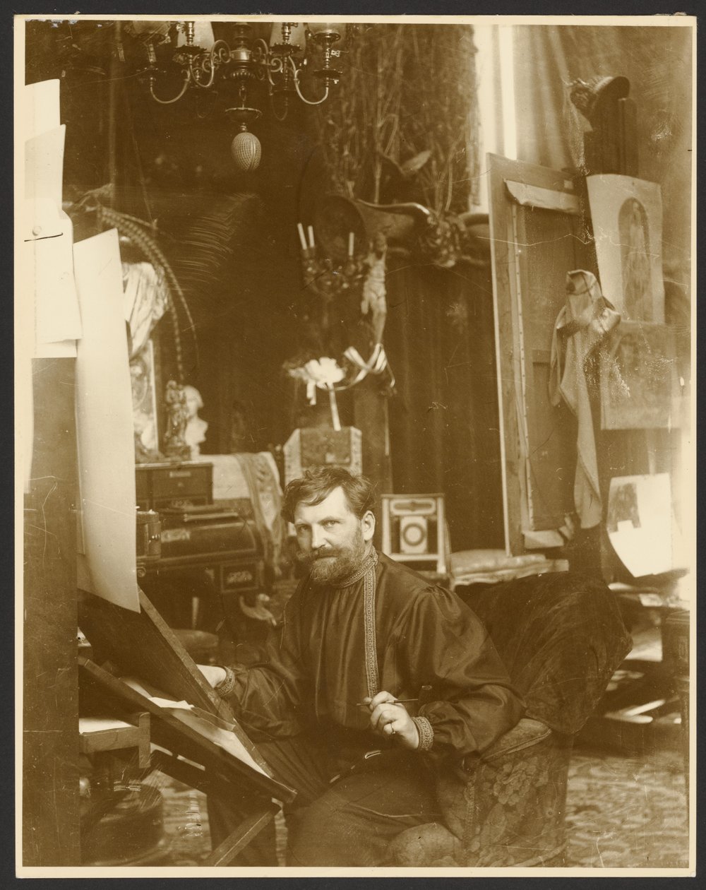 [Omakuva ateljeessaan, Rue du Val-de-Grâce, Pariisi] tekijältä Alphonse Maria Mucha