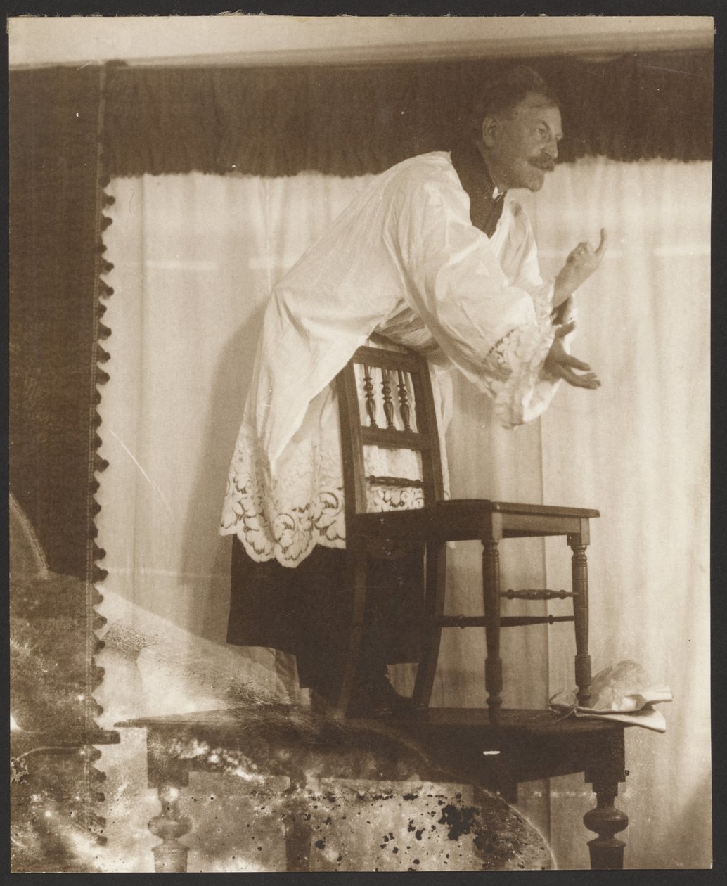 [Alphonse Muchan omakuva, jossa hän poseeraa nimellä "Jan Jus" kuvaansa "Mestari John Juss saarnaa Betlehemin kappelissa" (1916), joka on peräisin teoksesta "Eepos slaaveista", Zbiroh, Böömi]] tekijältä Alphonse Maria Mucha