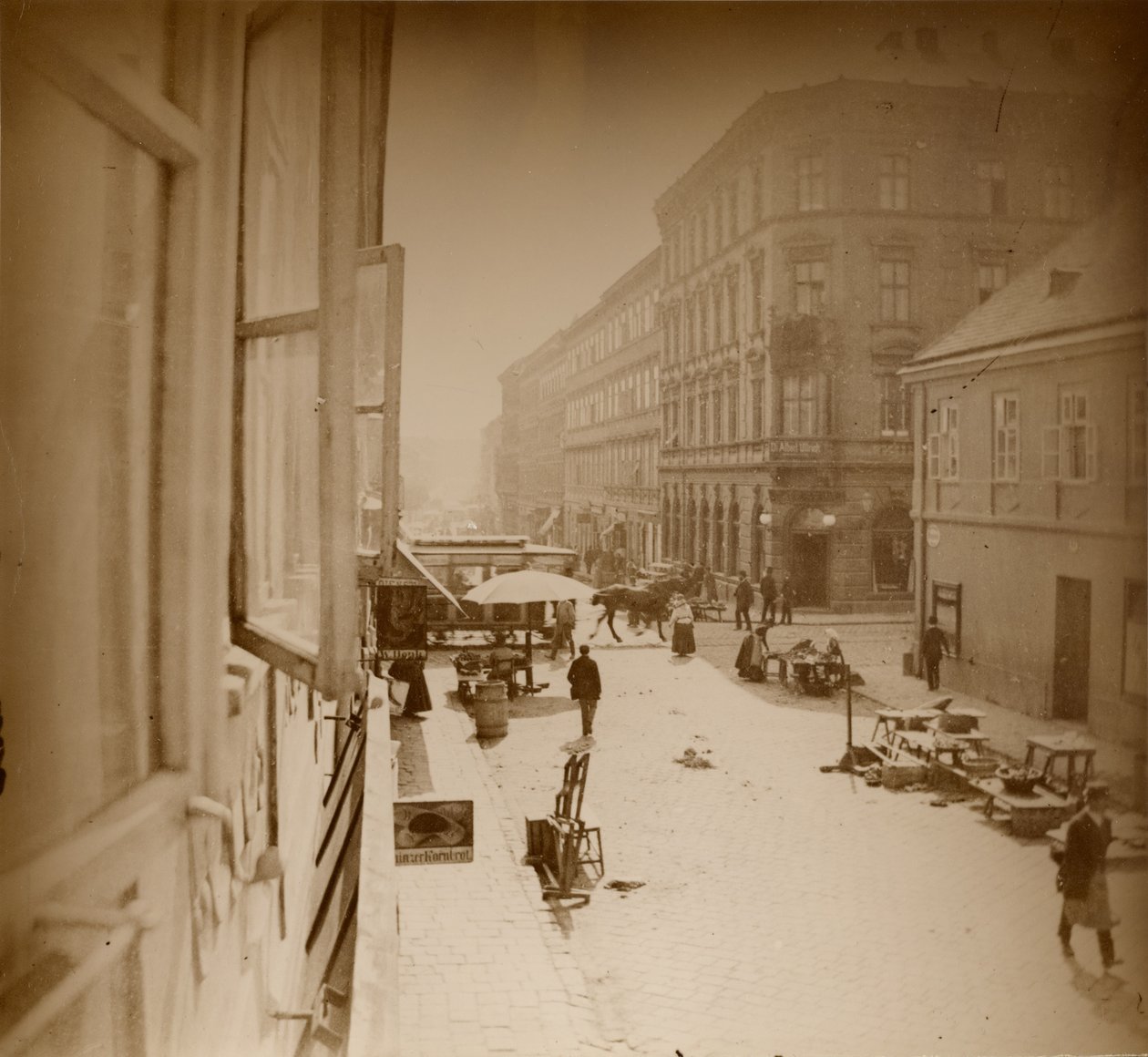 [Näkymä Muchan asunnon ikkunasta, lähellä Amalienstrassea, München] tekijältä Alphonse Maria Mucha