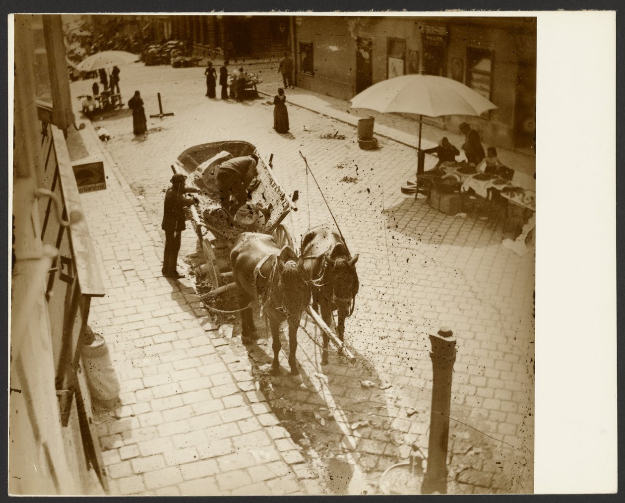 [Näkymä Muchan asunnon ikkunasta, lähellä Amalienstrassea, München] tekijältä Alphonse Maria Mucha