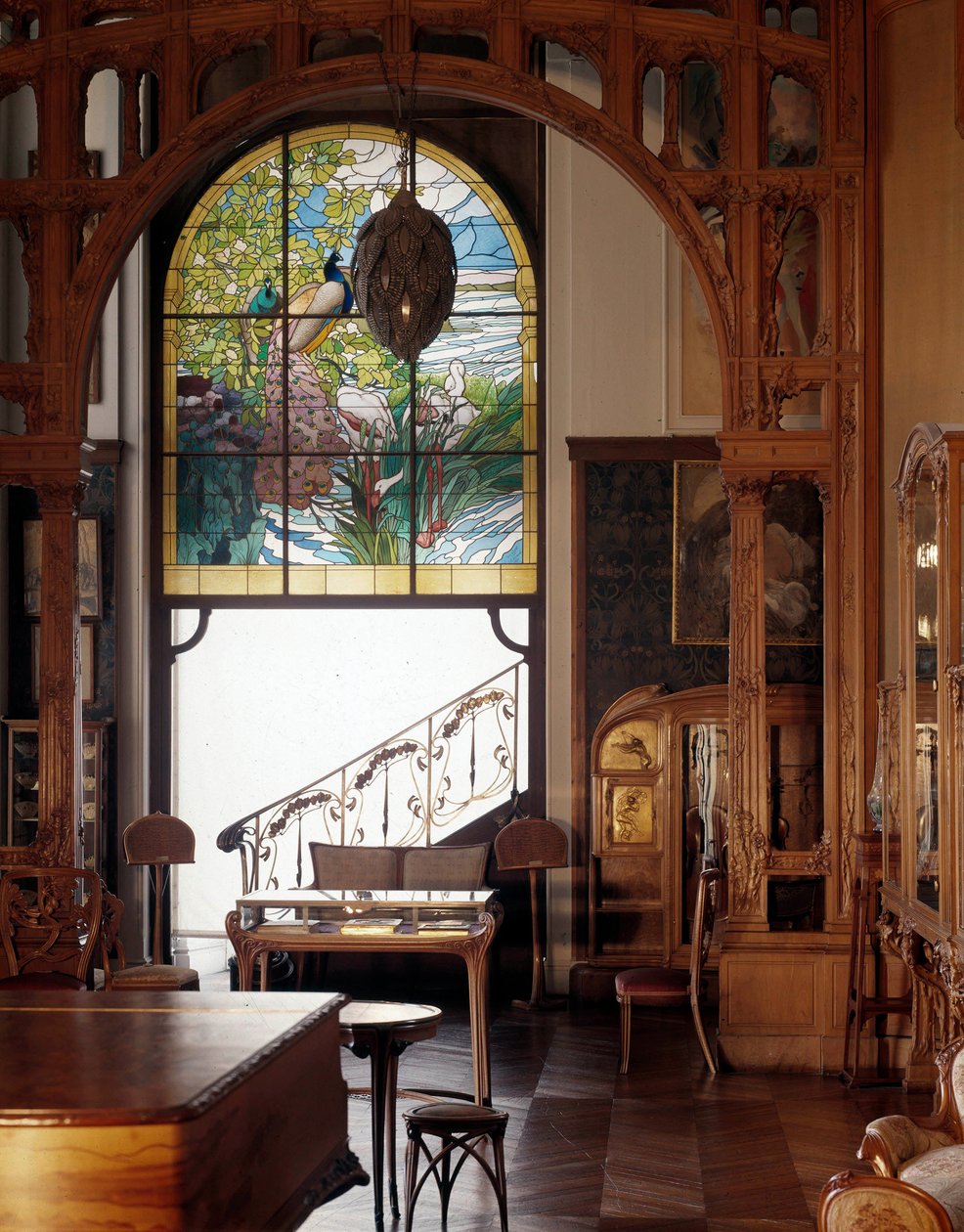 Art Nouveau: näkymä "moderniin tyyliin" asuntoon, jossa on Alphonse Muchan (1860-1939) lasimaalaus, Musee des Arts Decoratifs Paris tekijältä Alphonse Mucha