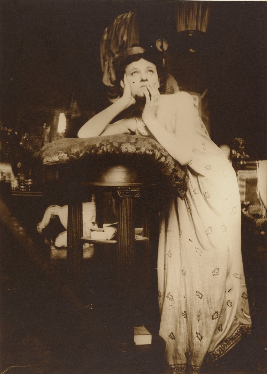 Tiaraa pukeutunut naismalli, Pariisi, 1899 (seepiasävyinen gelatiinihopeaprintti) tekijältä Alphonse Mucha