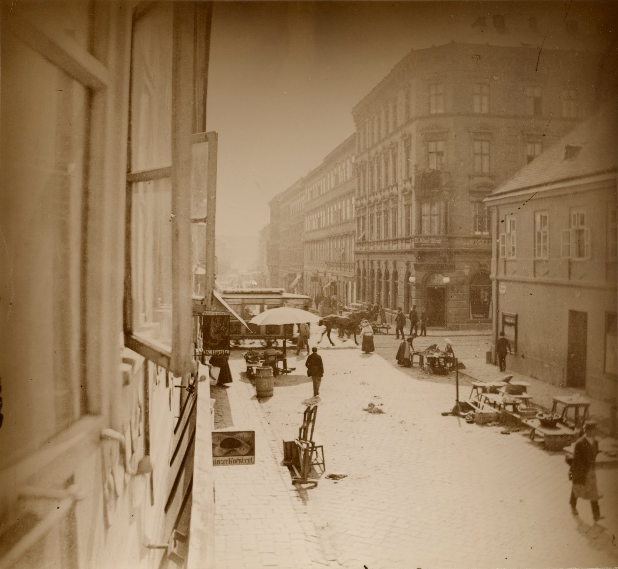 Näkymä Muchas-huoneiston ikkunasta, lähellä Amalienstrassea, München, 1886 (gelatiinihopeaprintti) tekijältä Alphonse Mucha