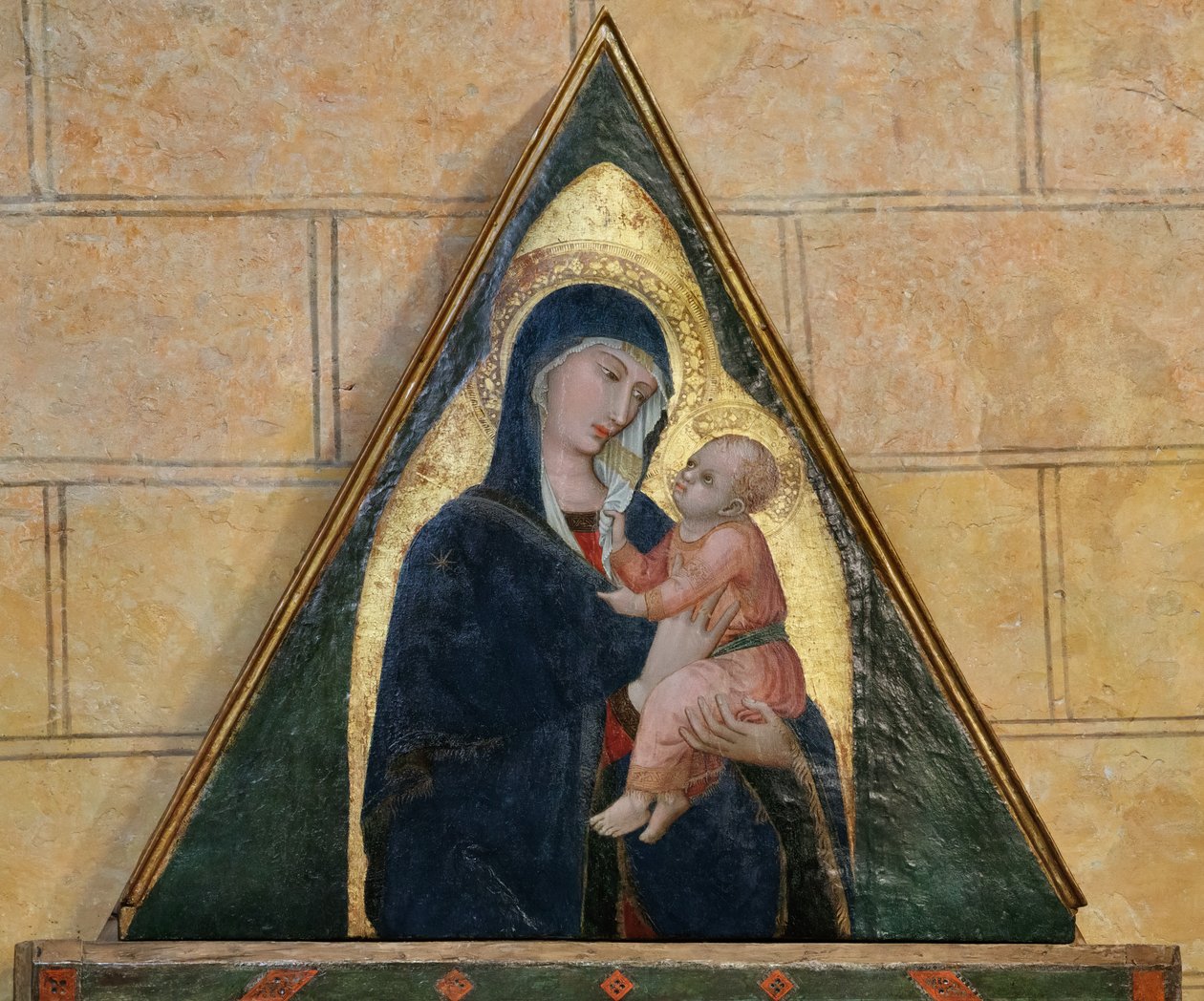 Arkkienkeli Mikael tappaa lohikäärmeen pyhien Benedictuksen ja Bartholomeuksen välissä (tempera paneelille). tekijältä Ambrogio Lorenzetti
