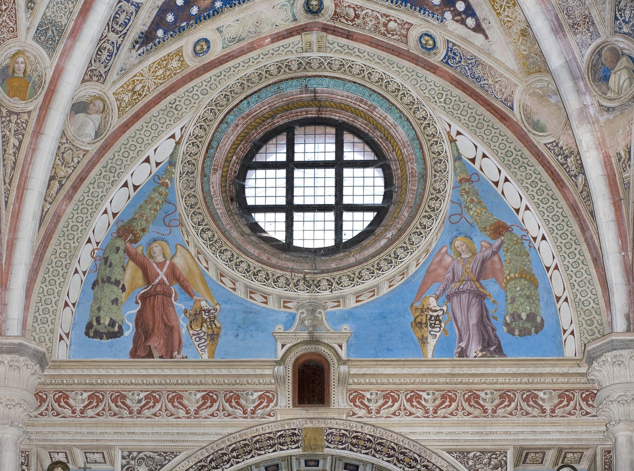 Enkelit kilveineen pitelevät seppeleitä, n. 1500-22 tekijältä Ambrogio da Fossano