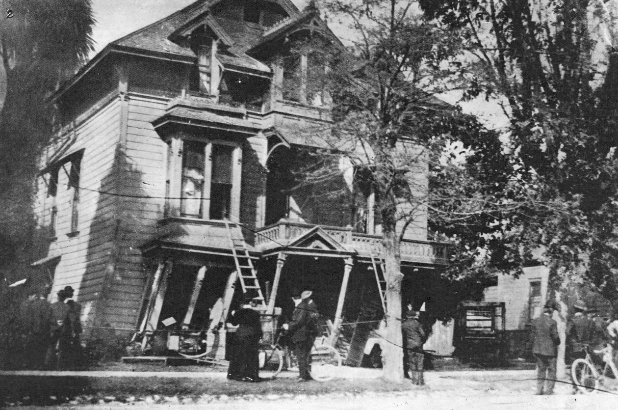 Talo romahduksen partaalla vuoden 1906 San Franciscon maanjäristyksen jälkeen, 1906 tekijältä American Photographer