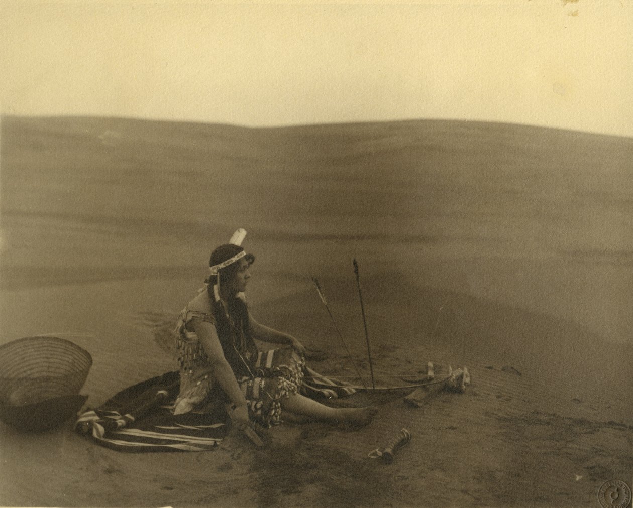 Istuva intiaani nainen tekijältä American Photographer