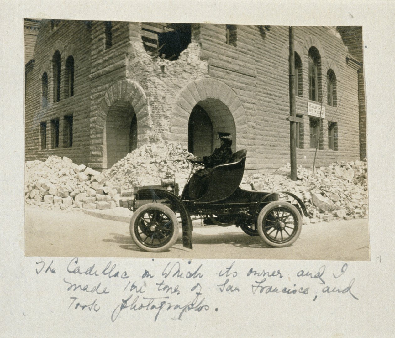 Nainen kiertelemässä raunioita San Franciscon maanjäristyksen jälkeen vuonna 1906 tekijältä American Photographer
