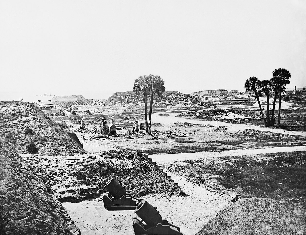 Hylättyjä kranaatinheitinkivääreitä ja tyhjiä konfederaation linnoituksia Fort Moultrien vieressä Sullivans Islandilla, Charlestonin satamassa, Etelä-Carolinassa, 1865. tekijältä American Photographer