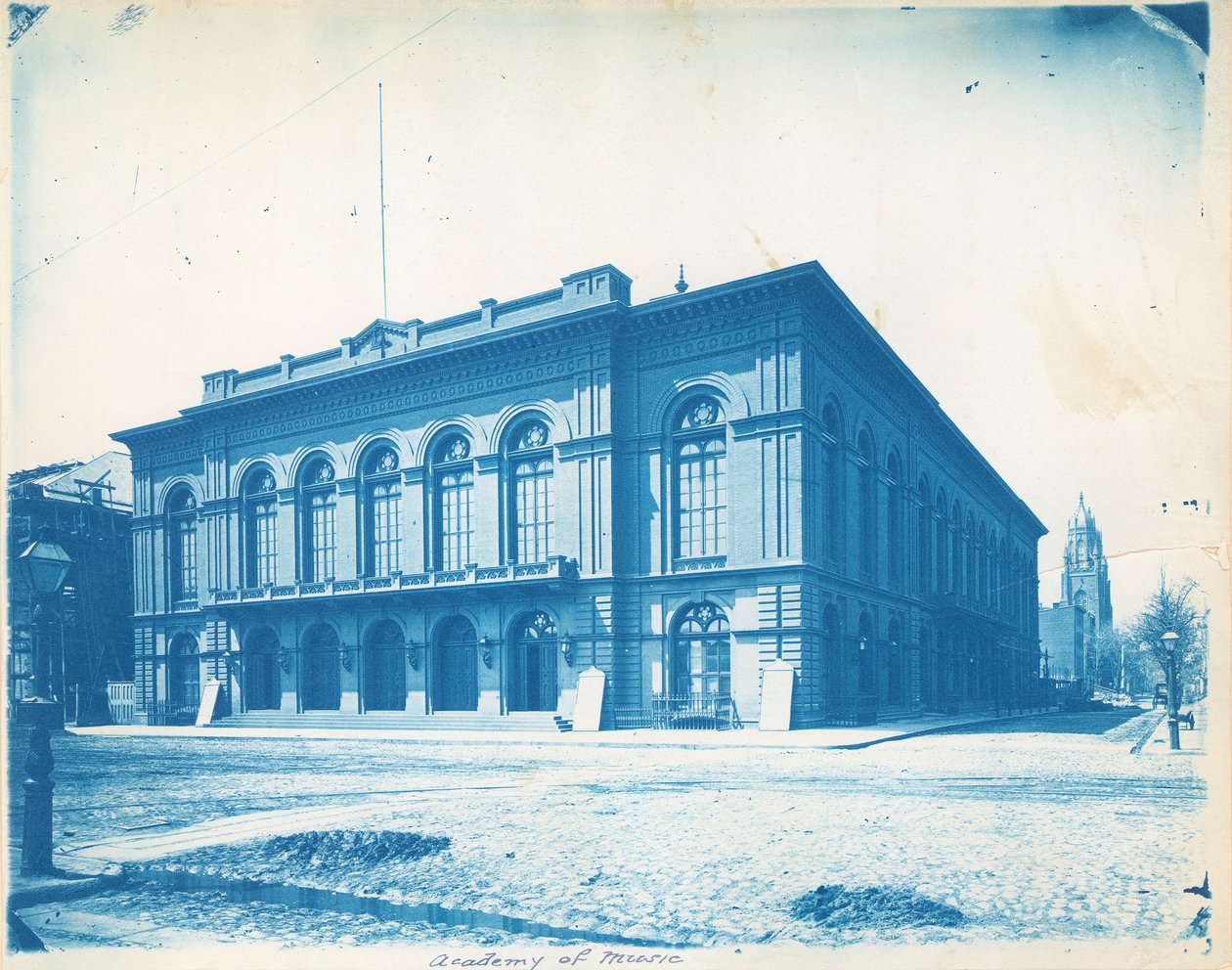 Academy of Music, Broad and Locust Streets, Philadelphia, PA, n. 1865 (syanotypia) tekijältä American Photographer