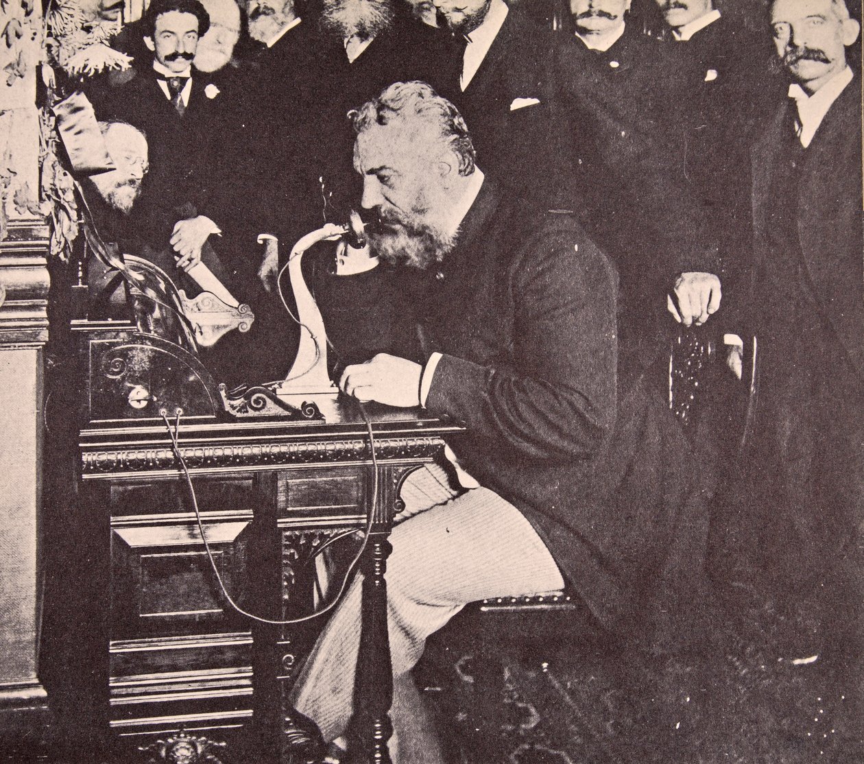 Alexander Graham Bell soittaa ensimmäisen puhelun New Yorkin ja Chicagon välillä, 1892 tekijältä American Photographer