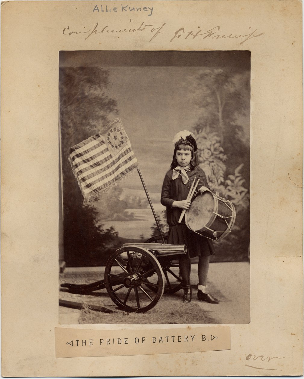Allie Kunie, puku tyttönä Frank H Gassawayn runosta The Pride of Battery B, esitetty numerossa 336831, tämän kuvan kääntöpuoli (albumivalokuva) tekijältä American Photographer