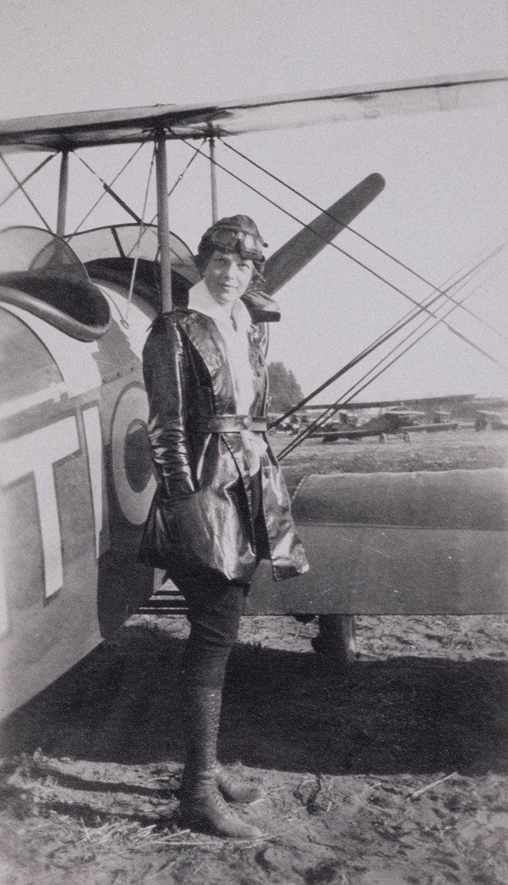 Amelia Earhart (1897-1937) McLintic-kaksilentokoneen vieressä, n. 1922 tekijältä American Photographer