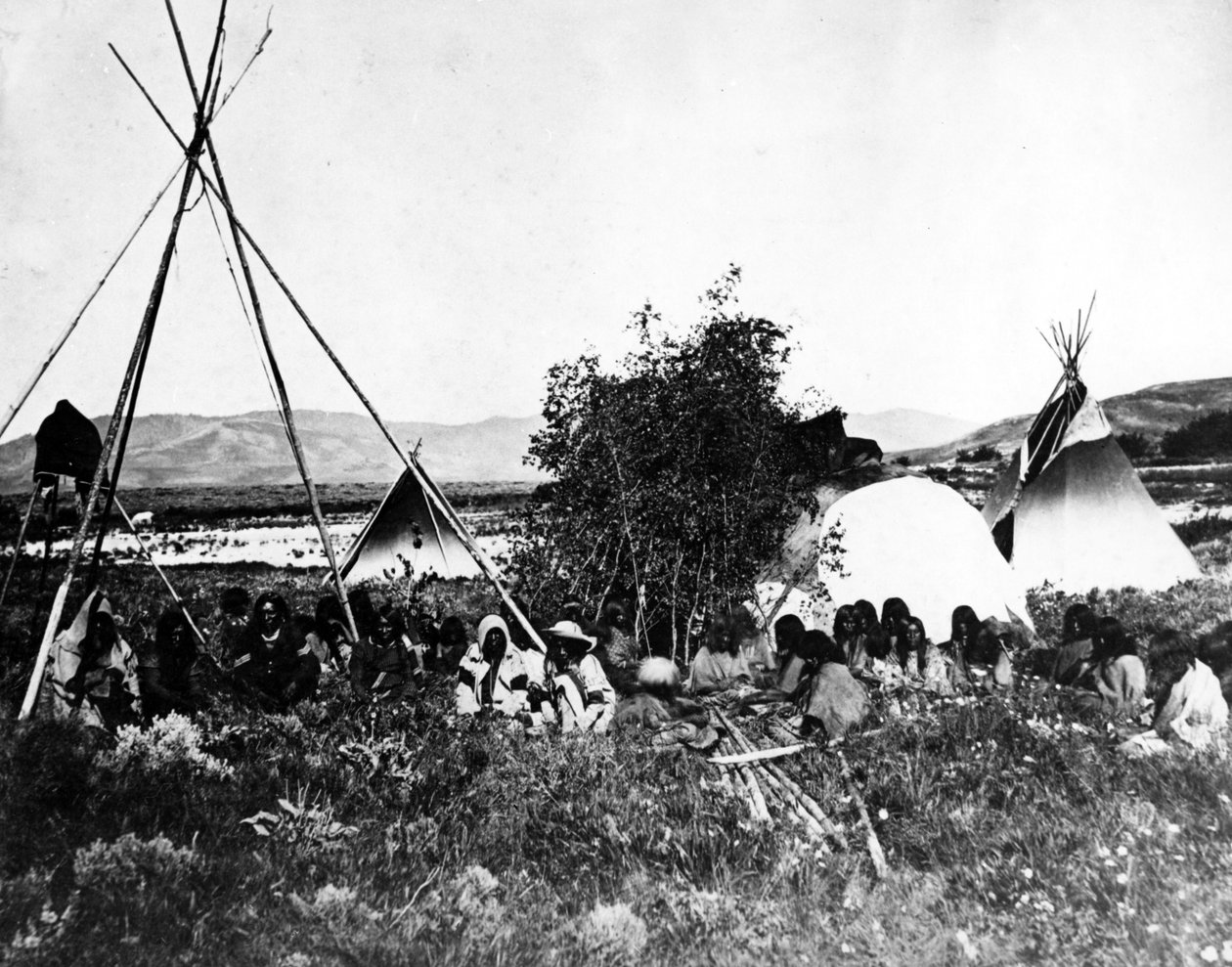Amerikan intiaanit tiipeillä, noin 1870-luku tekijältä American Photographer