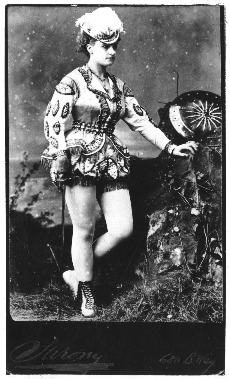 Carte de Visite tuntemattomasta näyttelijättärestä, noin 1870-90 (valokuva) (albuminpainatus) tekijältä American Photographer