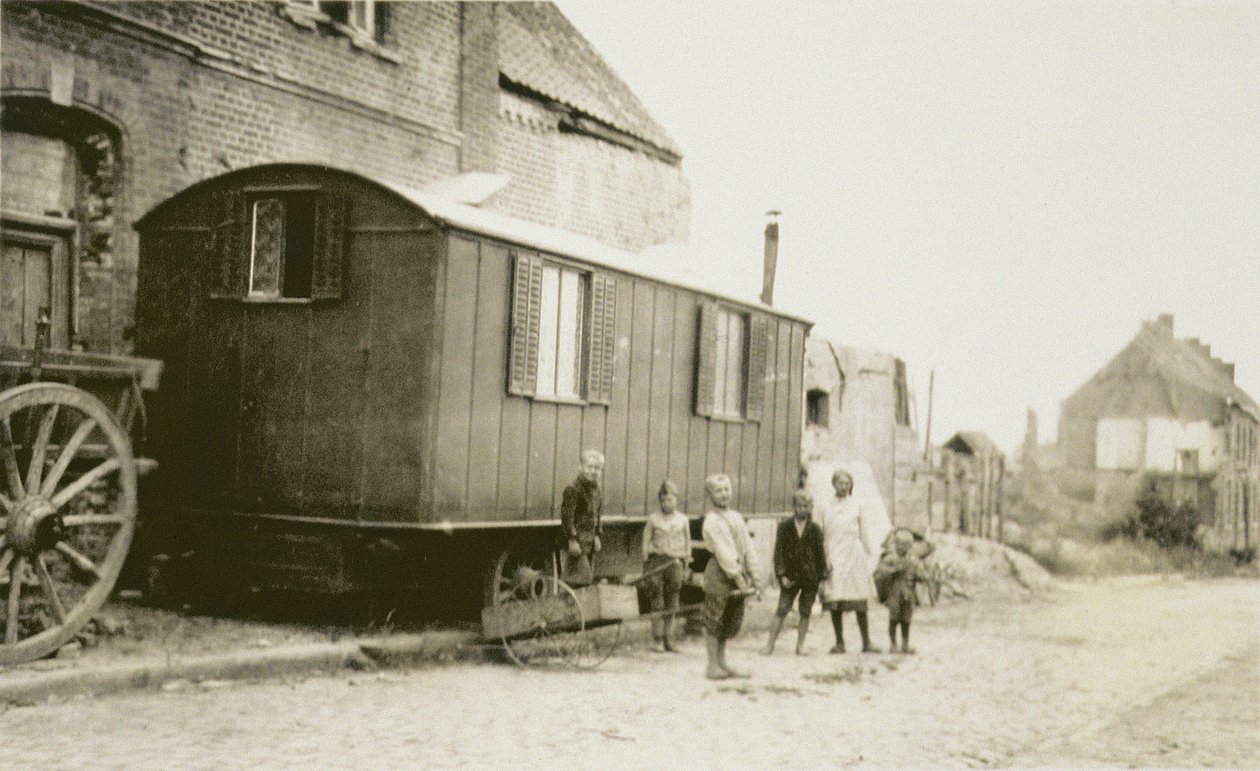 Lapset ja perheet ensimmäisen maailmansodan jälkeisessä Ranskassa, Lens, Pas-de-Calais, 1919 tekijältä American Photographer