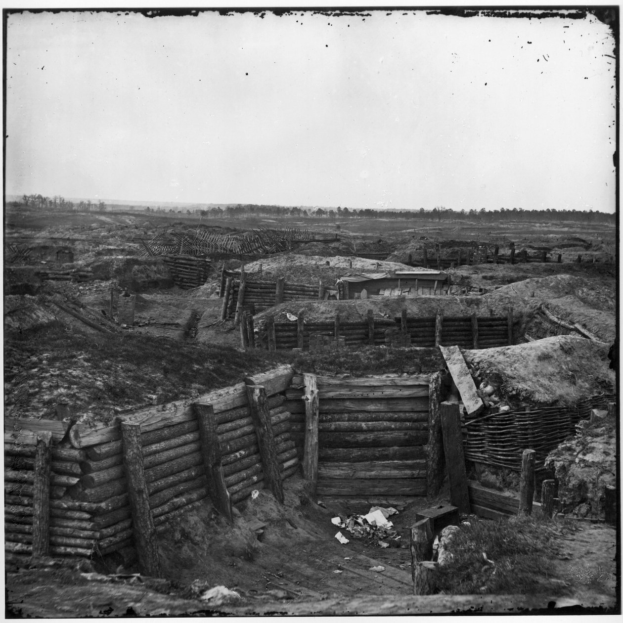Konfederaation linnoitukset Chevaux-de-Frisen ulkopuolella, Pietari, Virginia, huhtikuu 1865 tekijältä American Photographer