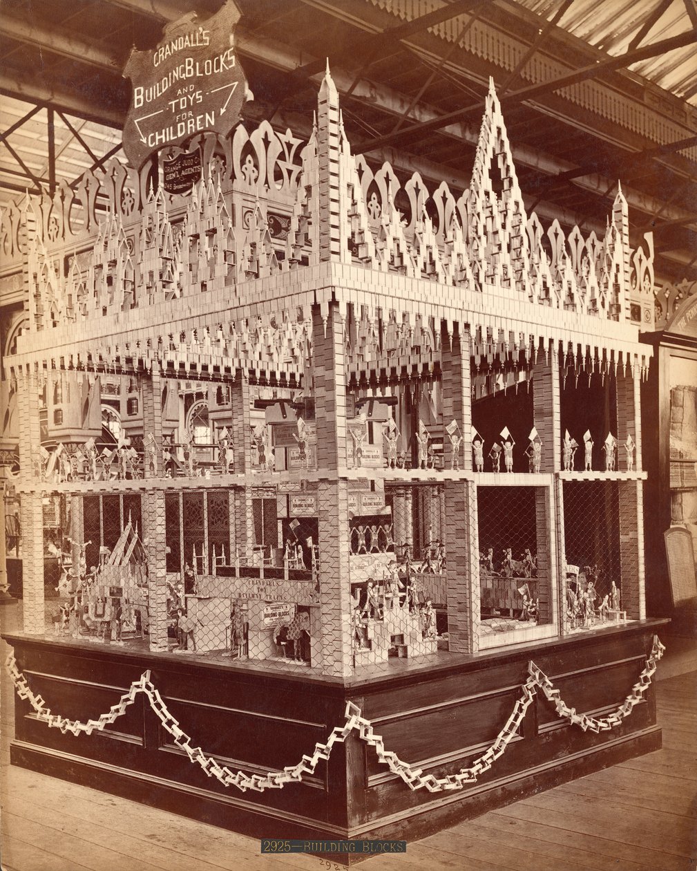 Crandallsin rakennuspalikoita esillä satavuotisnäyttelyssä, 1876. tekijältä American Photographer