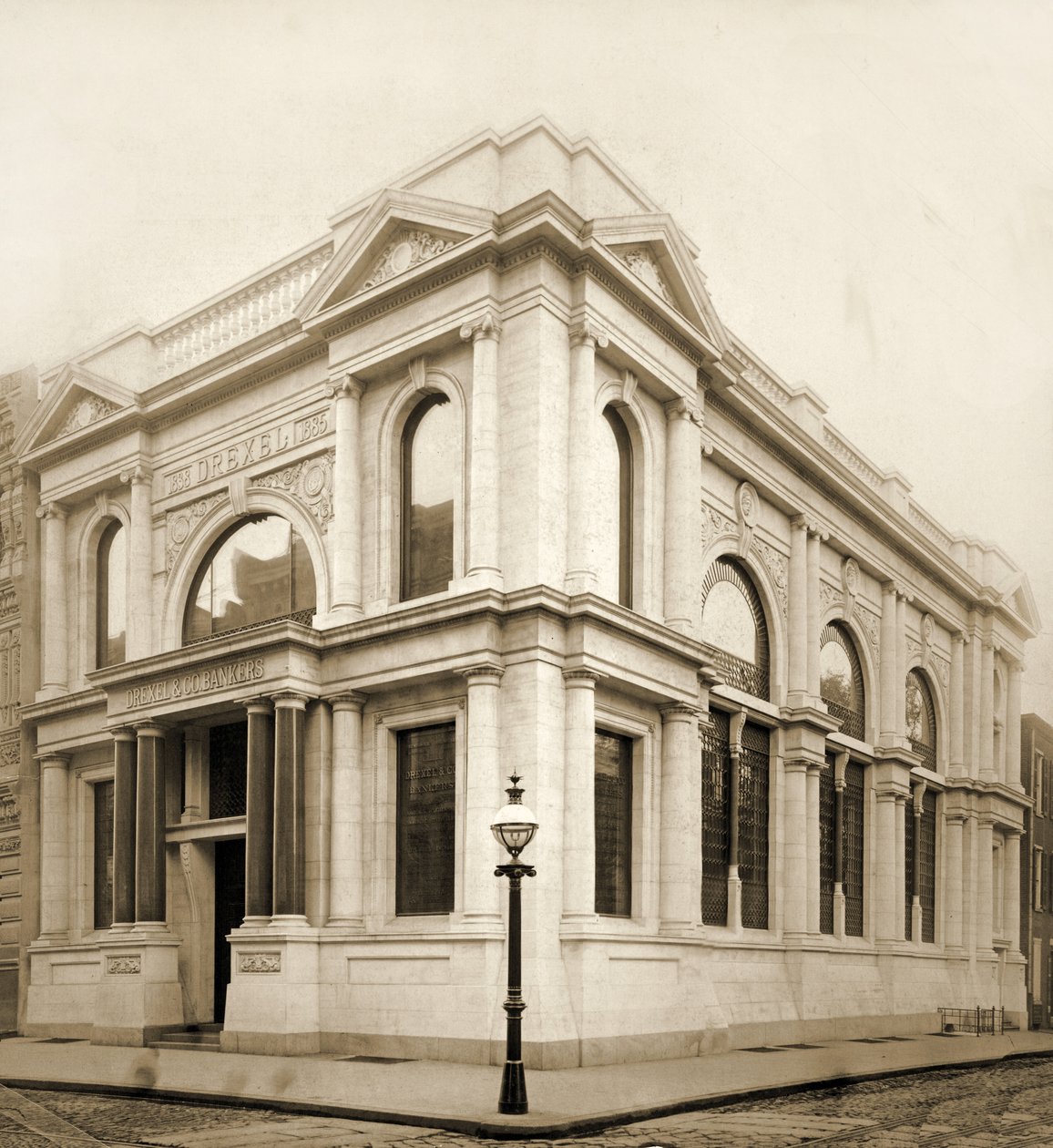 Drexel and Co., Chestnut St. South Side, itään 5th:stä tekijältä American Photographer