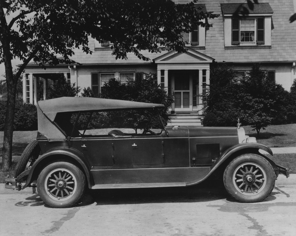 DuPont-auto talon edessä, n. 1919-30 tekijältä American Photographer