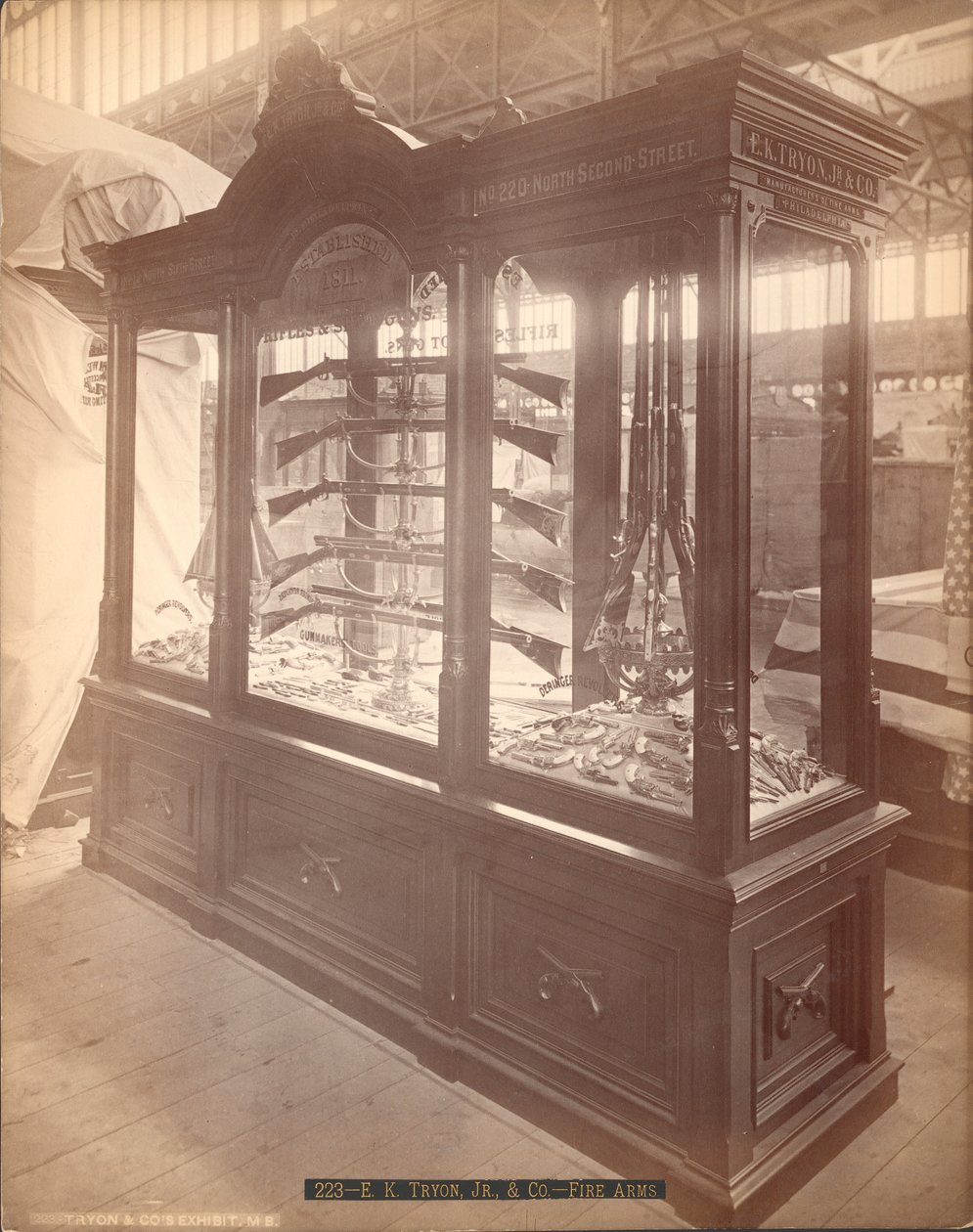 E.K. Tryon Jr. ja Co. Ampuma-aseet, Philadelphian vuosisadan näyttely, 1876 (valokuva). tekijältä American Photographer