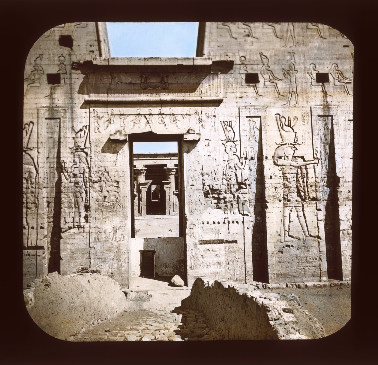 Edfu - Pylonin ovi (lyhtyliukumäki) tekijältä American Photographer