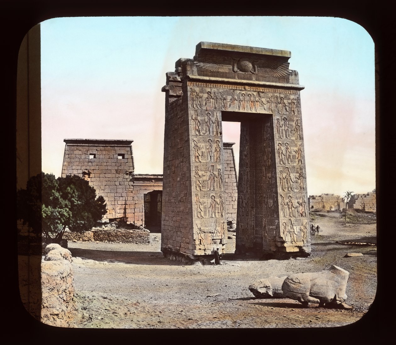 Egypti - Karnakin portti ja pylväs (lyhtyliukumäki) tekijältä American Photographer