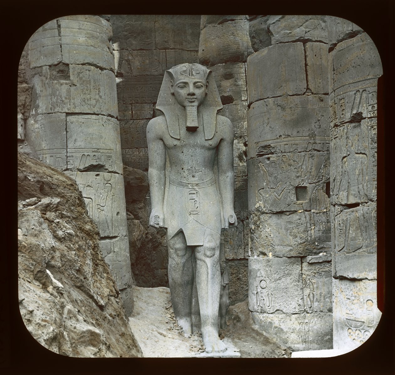 Egypti, Ramses II:n patsas, Luxor (lyhtyliukumäki) tekijältä American Photographer