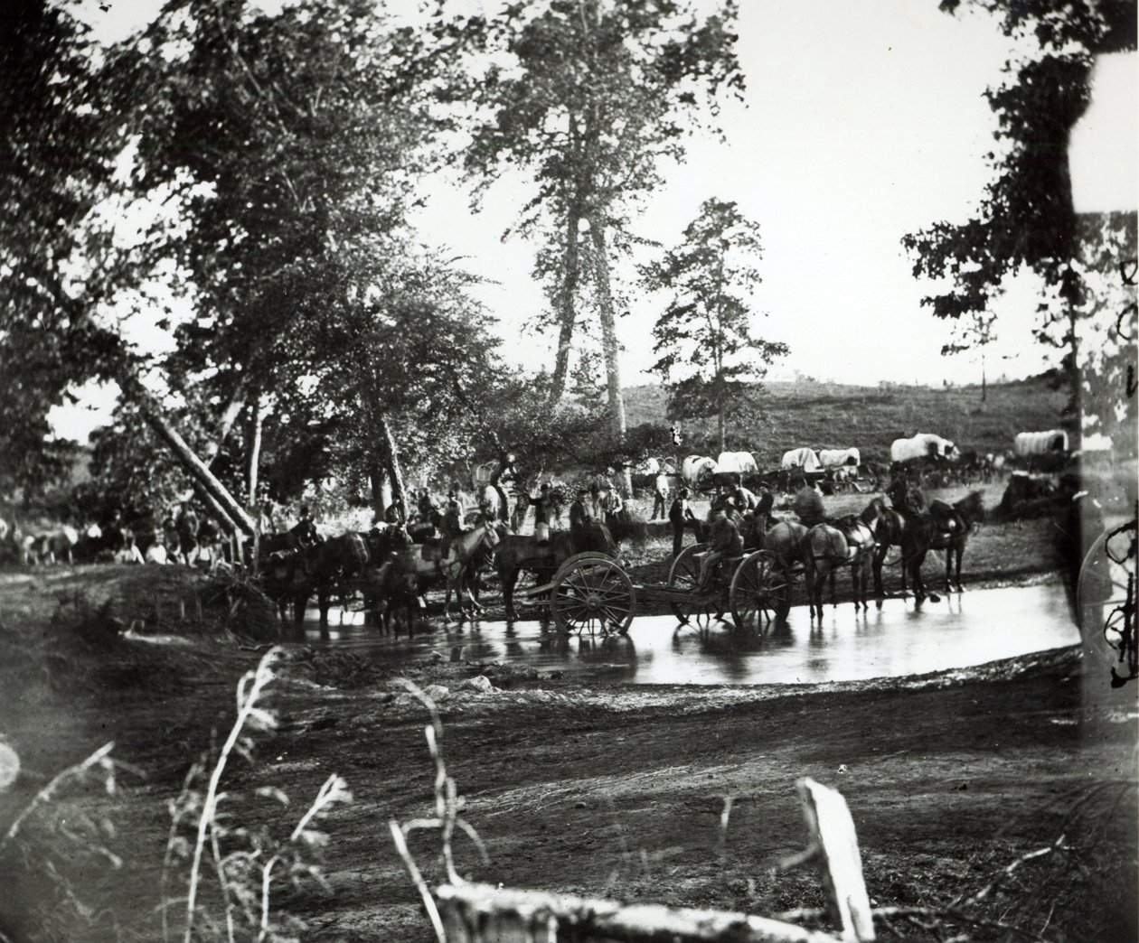 Liittovaltion patteri murtautuu Rappahannock-joen sivujoelle taistelupäivänä, Cedar Mountain, Virginia, 9. elokuuta 1862 tekijältä American Photographer