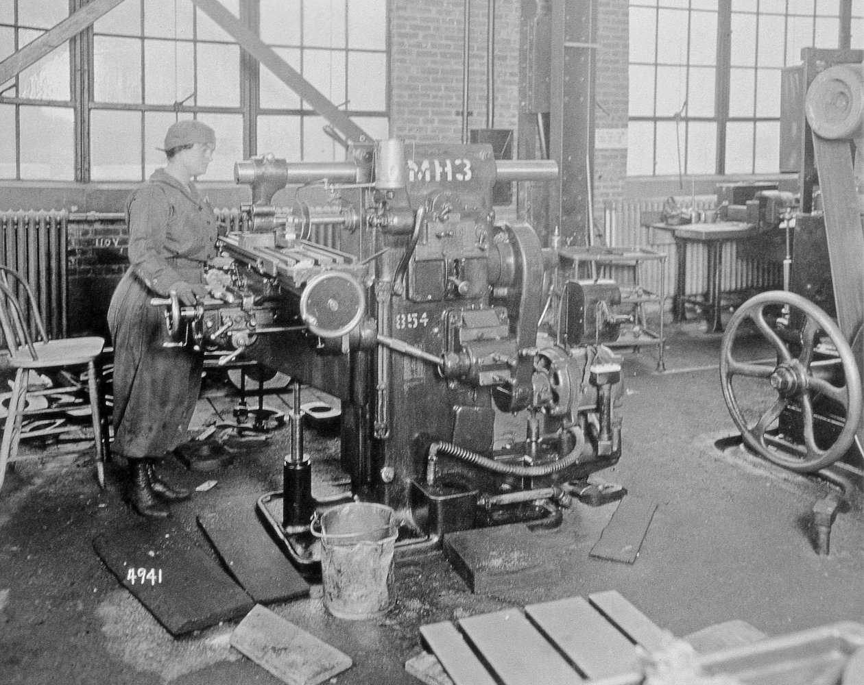 Naistyöläinen tehtaassa ensimmäisen maailmansodan aikana, noin 1917 tekijältä American Photographer
