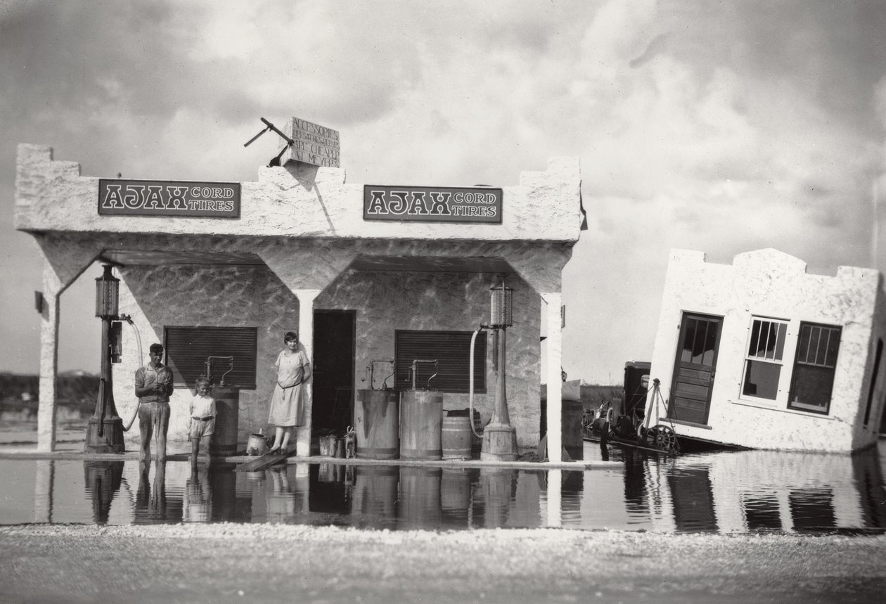 Tankkausasema, Hialeah, Florida vuoden 1926 hurrikaanissa, 1926 tekijältä American Photographer