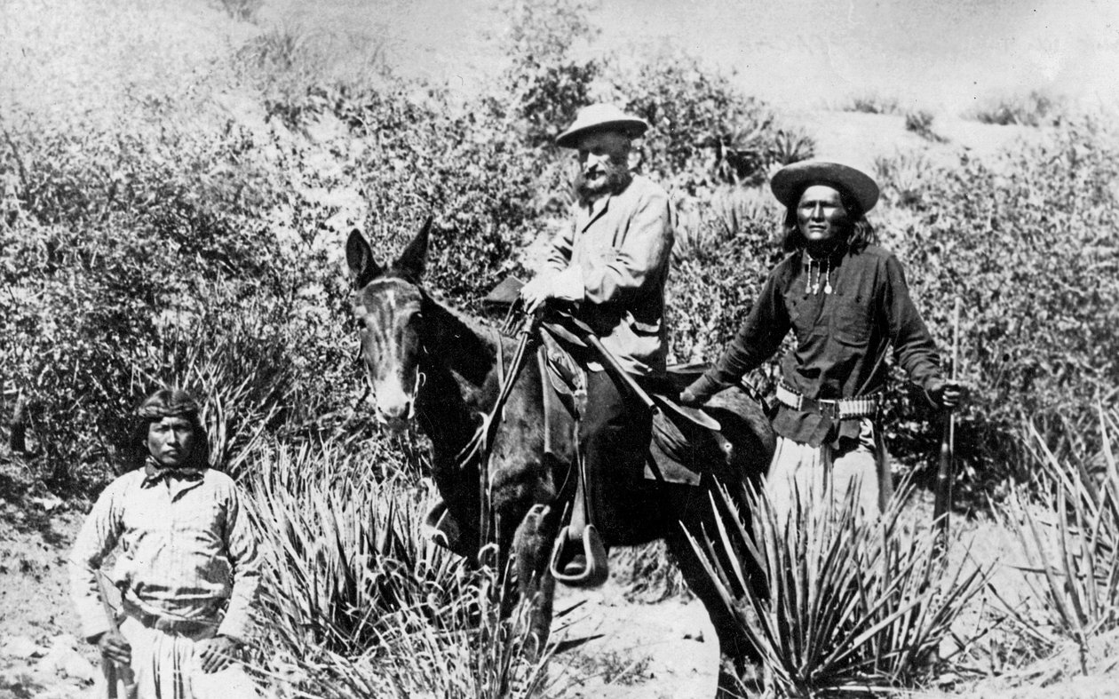 Kenraali George Crook muulin selässä kahden apassin kanssa Arizonassa, 1882 tekijältä American Photographer