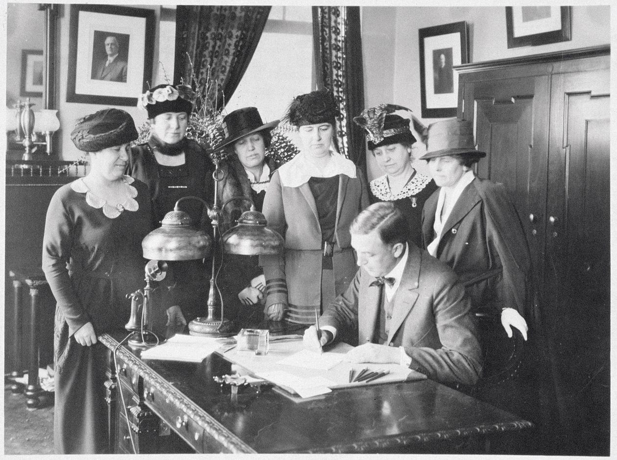 Kuvernööri Carl Elias Milliken allekirjoitti äänioikeuslain kuuden naisen silmissä, 1917 tekijältä American Photographer