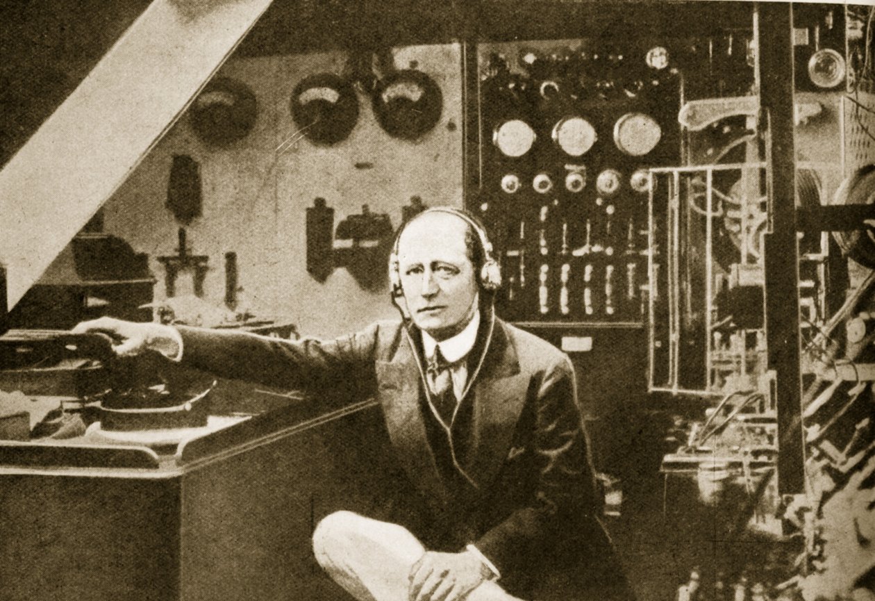 Guglielmo Marconi jahtinsa Elettran langattomassa hytissä (seepiakuva) tekijältä American Photographer