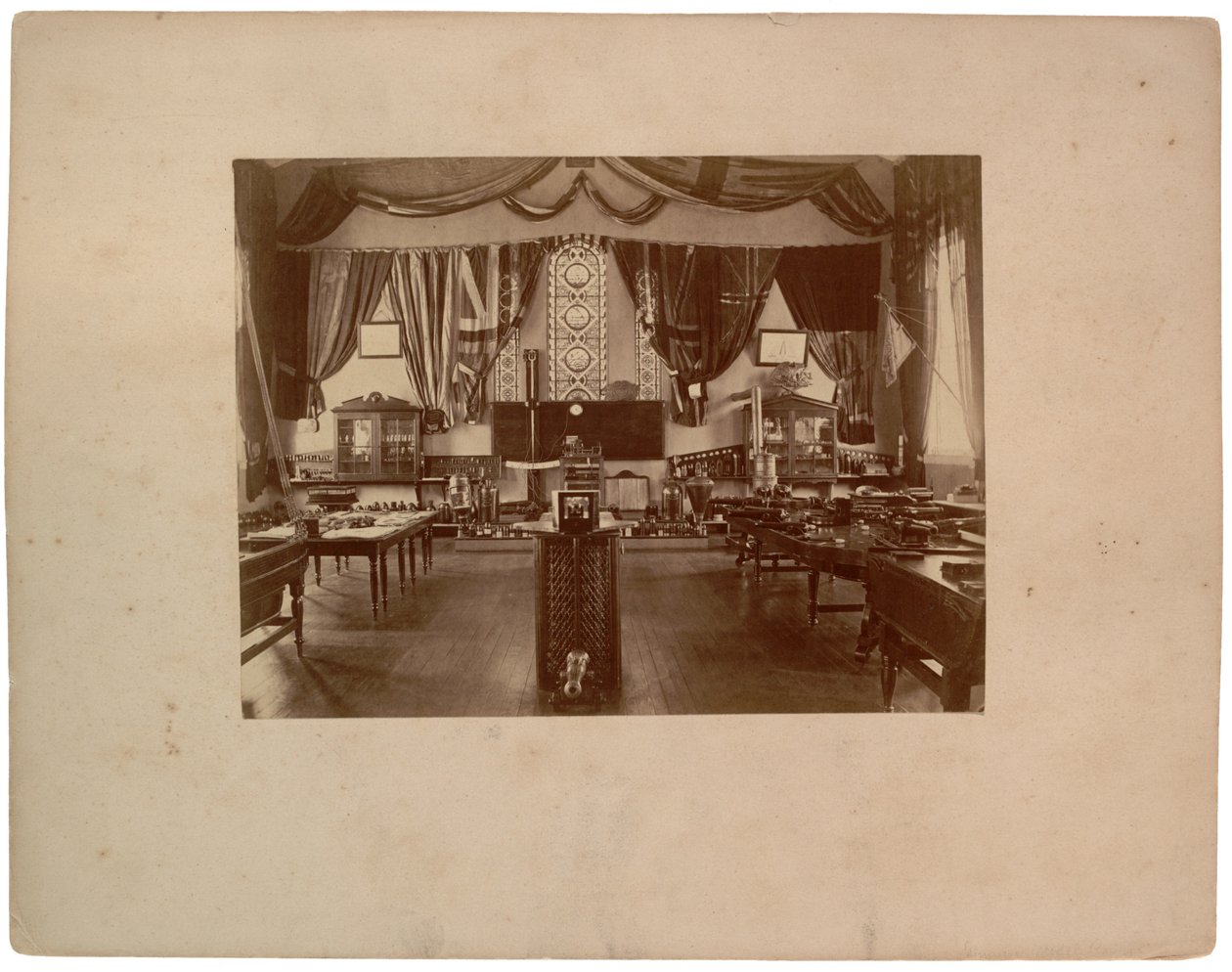 Tykistön mallihuone, noin 1870 (seepia valokuva). tekijältä American Photographer