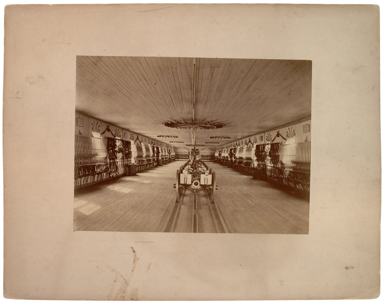 Armwardin sisätiloja, noin 1870 (seepiakuva). tekijältä American Photographer
